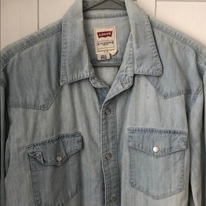 Levi’s Denim Buttondown - Large